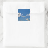 空は青、白い雲が通り過ぎている スクエアシール (バッグ)