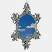 空は青、白い雲が通り過ぎている スノーフレークピューターオーナメント (左)