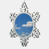 空は青、白い雲が通り過ぎている スノーフレークピューターオーナメント (右)