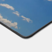 空は青、白い雲が通り過ぎている デスクマット (コーナー)