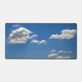 空は青、白い雲が通り過ぎている デスクマット