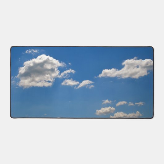 空は青、白い雲が通り過ぎている デスクマット (正面)