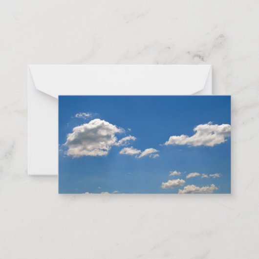 空は青、白い雲が通り過ぎている ノートカード (正面)