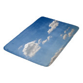 空は青、白い雲が通り過ぎている バスマット (アングル)
