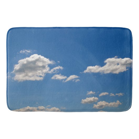 空は青、白い雲が通り過ぎている バスマット (正面)