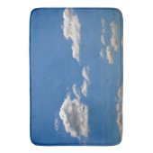 空は青、白い雲が通り過ぎている バスマット (正面縦)