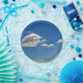 空は青、白い雲が通り過ぎている ペーパープレート (パーティー)