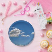 空は青、白い雲が通り過ぎている ペーパープレート (パーティー)