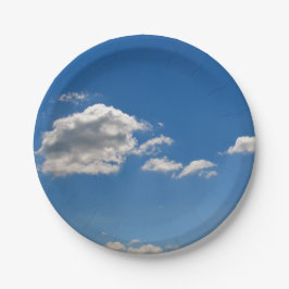 空は青、白い雲が通り過ぎている ペーパープレート