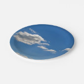空は青、白い雲が通り過ぎている ペーパープレート (アングル)