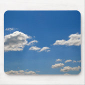 空は青、白い雲が通り過ぎている マウスパッド (正面)