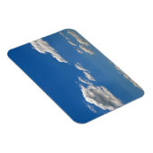 空は青、白い雲が通り過ぎている マグネット (右側)