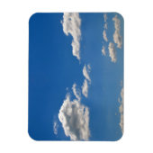 空は青、白い雲が通り過ぎている マグネット (縦)