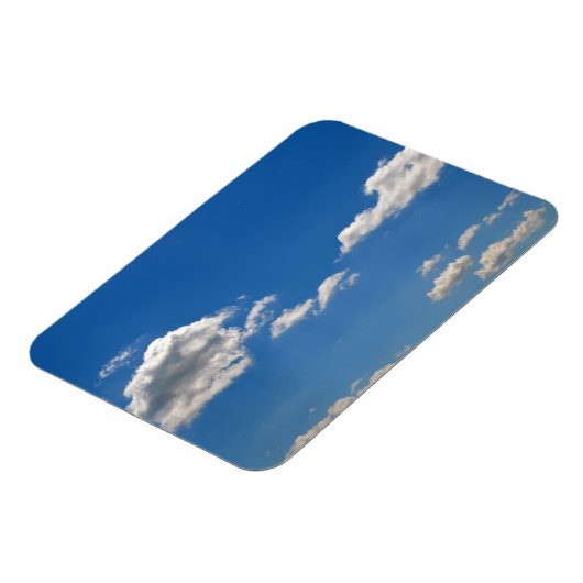 空は青、白い雲が通り過ぎている マグネット (左側)