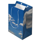 空は青、白い雲が通り過ぎている ミディアムペーパーバッグ (正面アングル)