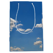 空は青、白い雲が通り過ぎている ミディアムペーパーバッグ (正面)