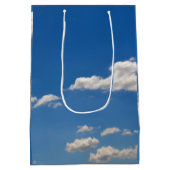 空は青、白い雲が通り過ぎている ミディアムペーパーバッグ (裏面)