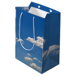 空は青、白い雲が通り過ぎている ミディアムペーパーバッグ