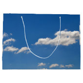空は青、白い雲が通り過ぎている ラージペーパーバッグ (裏面)