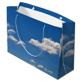 空は青、白い雲が通り過ぎている ラージペーパーバッグ (裏面アングル)