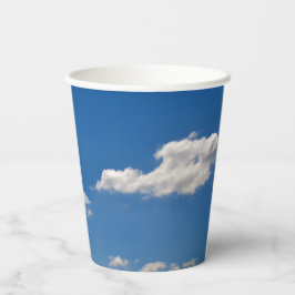 空は青、白い雲が通り過ぎている 紙コップ