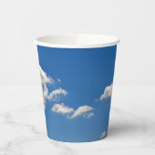 空は青、白い雲が通り過ぎている 紙コップ (左)