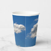 空は青、白い雲が通り過ぎている 紙コップ (右)