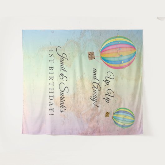 空へ飛ぼう ホットエアバルーンの誕生日バックドロップ タペストリー (正面(横))