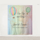 空へ飛ぼう ホットエアバルーンの誕生日バックドロップ タペストリー (正面)