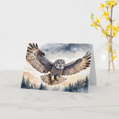 空を抜け飛んでいるた雄大な灰色の空白のフクロウ カード (黄色い花)