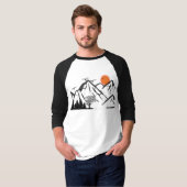 空を舞う鳥と山のシルエット Tシャツ (正面フル)