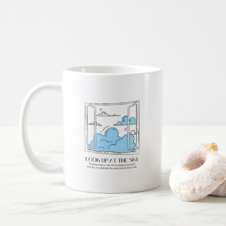 空を見上げる コーヒーマグカップ