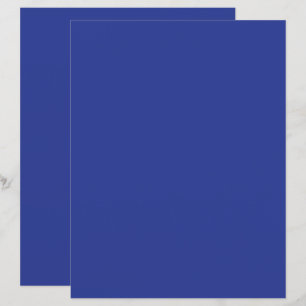 空を青い背景を前に飛ぶ飛行機