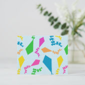 空カラフルに飛んでいる輝く凧 ポストカード (スタンド正面)