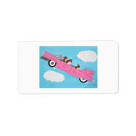 空中のピンクのコンバーチブルカーに乗ったダックスフンド ラベル