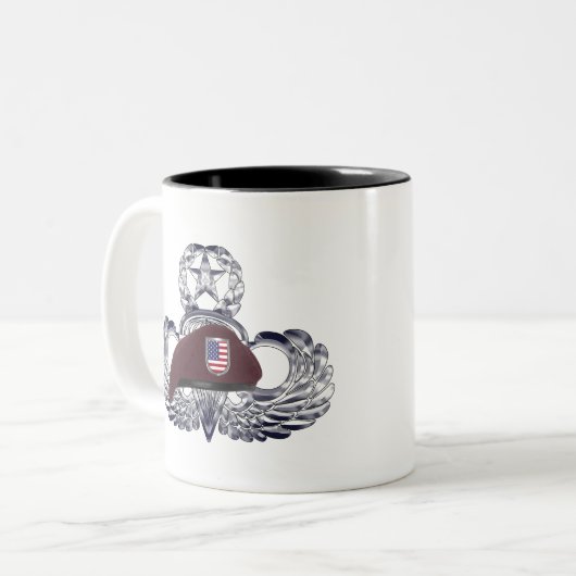 空中の翼の上に特別に設計されたベレー ツートーンマグカップ (正面左)