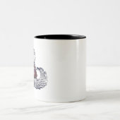 空中の翼の上に特別に設計されたベレー ツートーンマグカップ (中央)