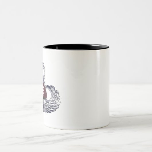 空中の翼の上に特別に設計されたベレー ツートーンマグカップ (中央)