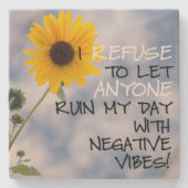 空前向きにヒマワリを持つ文字 ストーンコースター (正面)