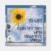 空前向きにヒマワリを持つ文字 マグネット (正面)