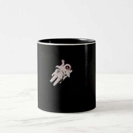 空地のマグで浮かんでいる宇宙飛行士- NASA ツートーンマグカップ (中央)