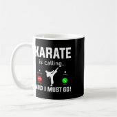 空手が呼んでいる、行かなければ Funny Karate  コーヒーマグカップ (左)