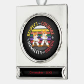 空手の価値観 – かわいいスパーリングキツネシルエット シルバープレートバナーオーナメント (左)