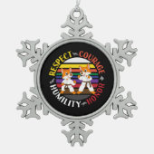 空手の価値観 – かわいいスパーリングキツネシルエット スノーフレークピューターオーナメント (正面)