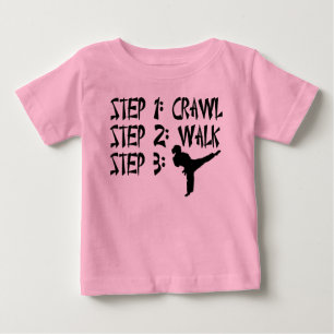 空手の幼い女の子のTシャツをはいる ベビーTシャツ