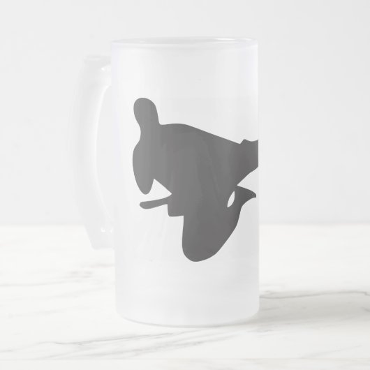 空手の蹴りのシルエット フロストグラスビールジョッキ (正面左)