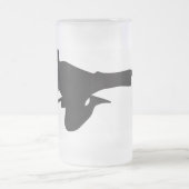 空手の蹴りのシルエット フロストグラスビールジョッキ (中央)