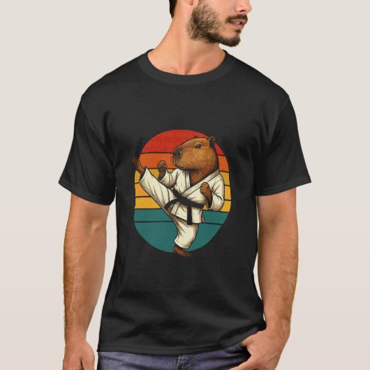 空手をする面白いカピバラ Tシャツ (正面)