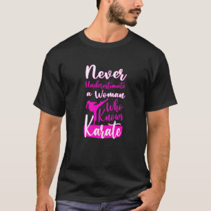空手を知っている老婆を決して過小評価しない Tシャツ