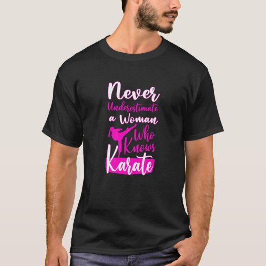 空手を知っている老婆を決して過小評価しない Tシャツ (正面)